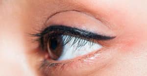 Olhos com micropigmentação de eyeliner
